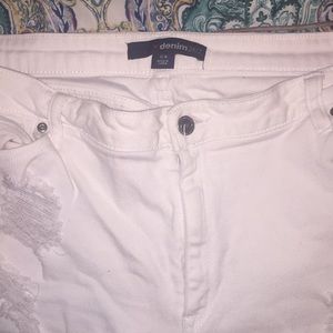 New White Distressed Shorts w Tag - size 11 / W30